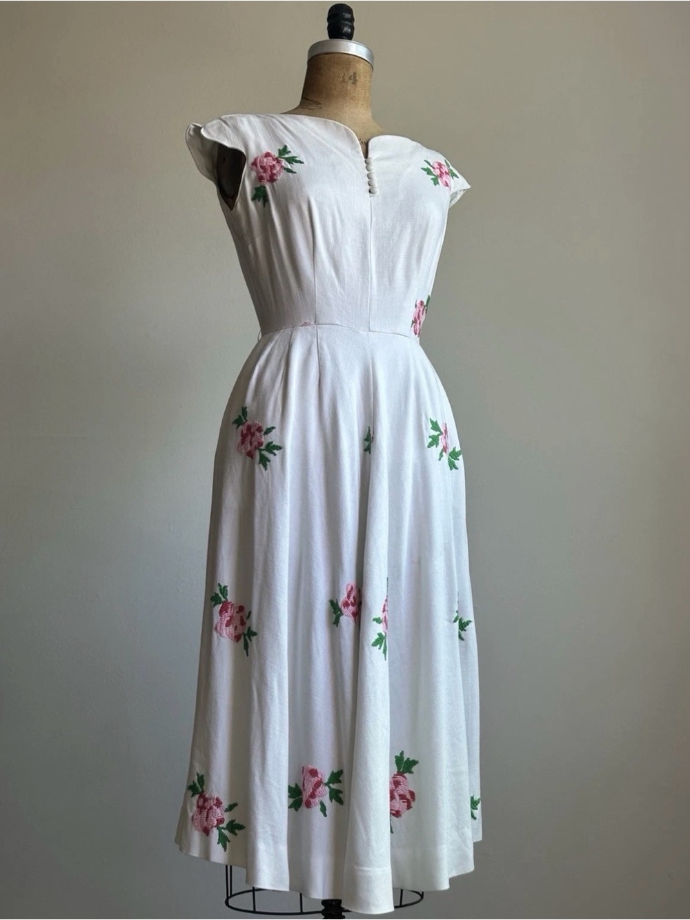 1940s Vintage Embroidered White Linen Pink Roses Dress